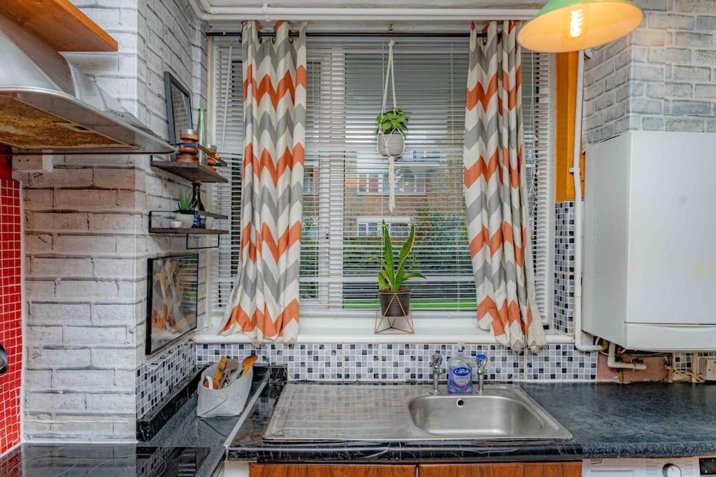 Unique Home W/Garden Hot Tub, Sauna & Cinema Room Лондон Екстер'єр фото
