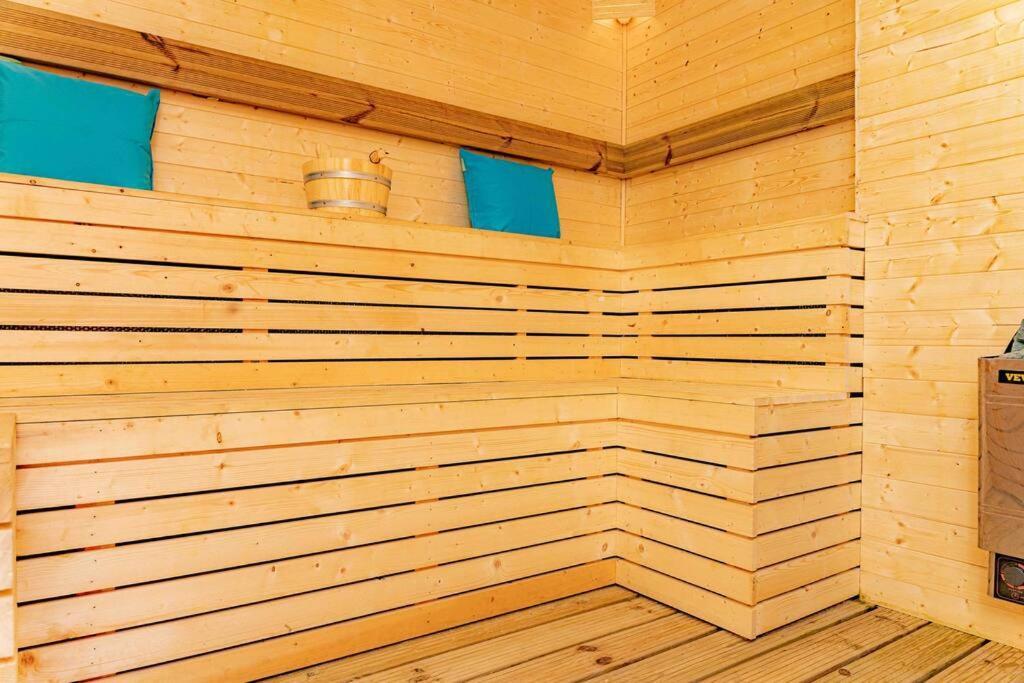 Unique Home W/Garden Hot Tub, Sauna & Cinema Room Лондон Екстер'єр фото
